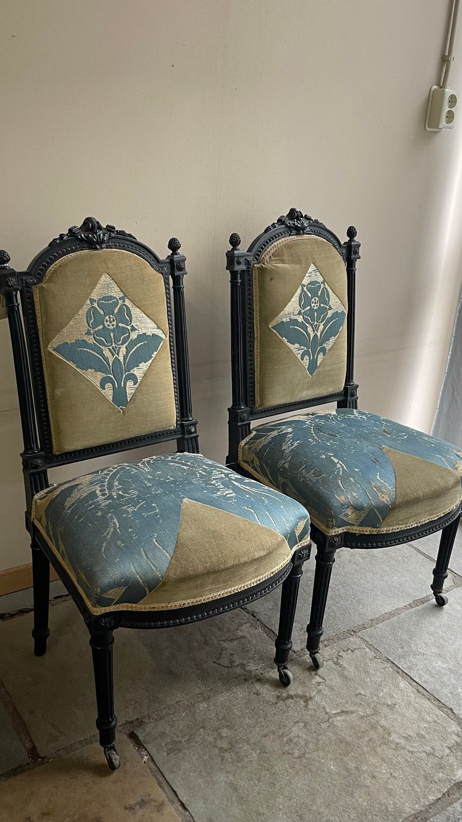 Set 2 Victoriaanse stoelen originele zijde bekleding boudoir, Antiek en Kunst, Ophalen