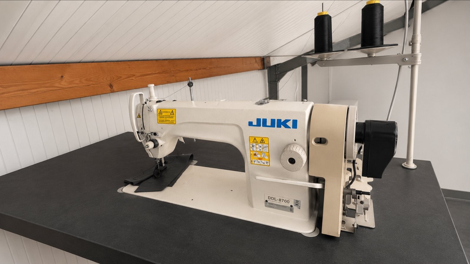JUKI DDL-8700 Industriële Naaimachine + Wybenga Onderstel, Hobby en Vrije tijd, Naaimachines en Toebehoren, Gebruikt, Naaimachine