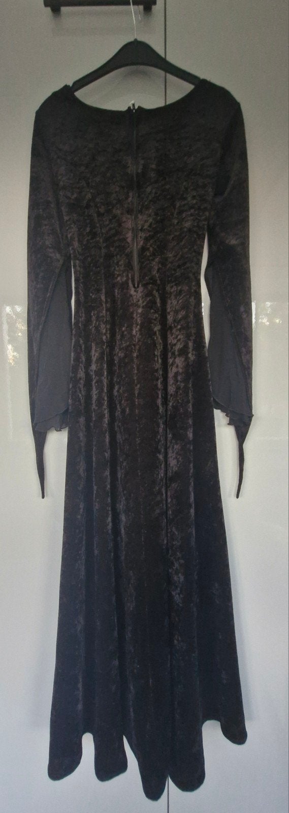 Zwarte fluwelen gothic jurk met kanten mouwen maat M hallowe, Kleding | Dames, Gelegenheidskleding, Maat 38/40 (M), Zwart, Ophalen of Verzenden