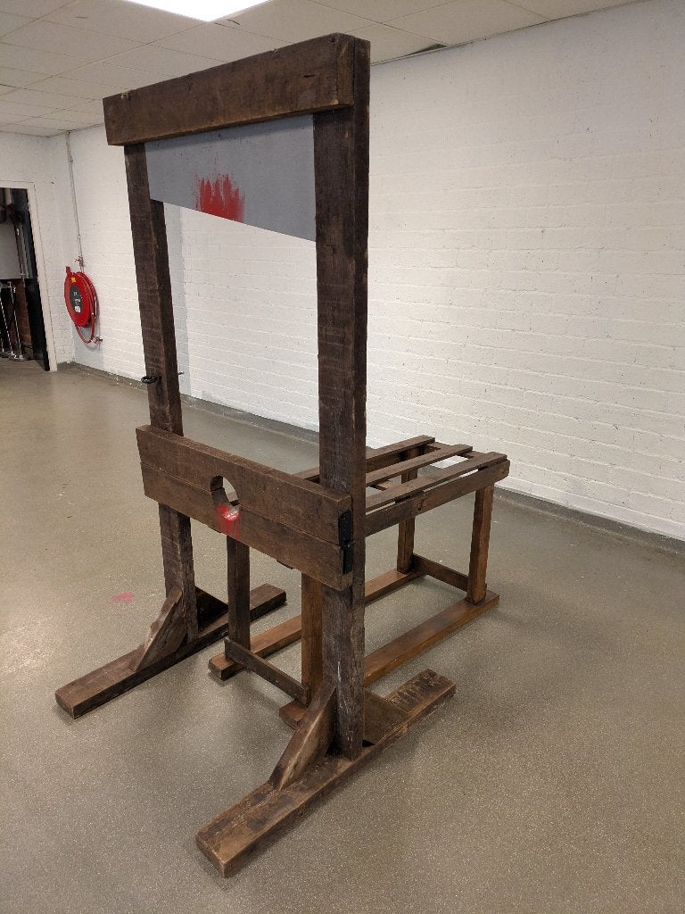 Guillotine decoratie met afgehakte hoofden, Hobby en Vrije tijd, Knutselen, Ophalen, Abstract, Gebruikt, Overige typen