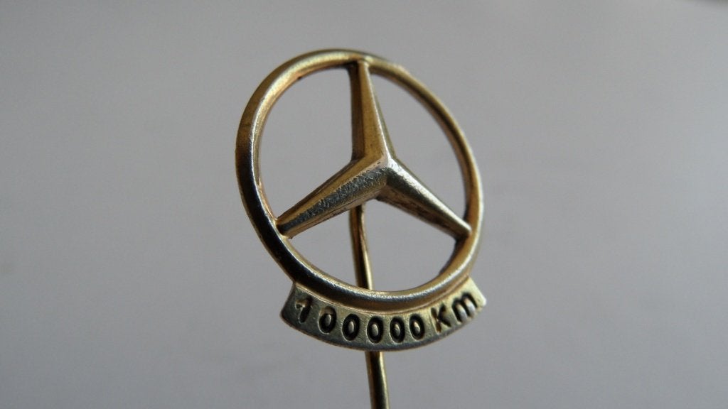 Mercedes Benz autospeld 100 OOO KM speld, 835 zilver verguld, Verzenden, Gebruikt, Merk, Speldje of Pin