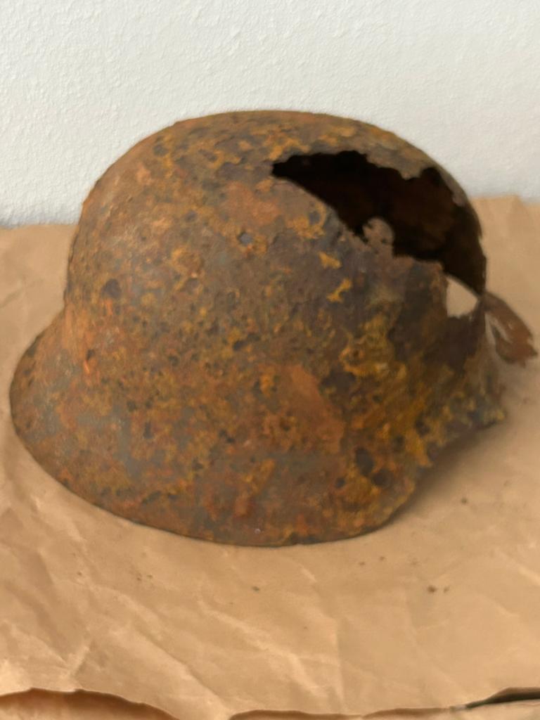 Roestige Duitse Stahlhelm WOII - Bodemvondst, Ophalen of Verzenden, Landmacht, Duitsland, Helm of Baret