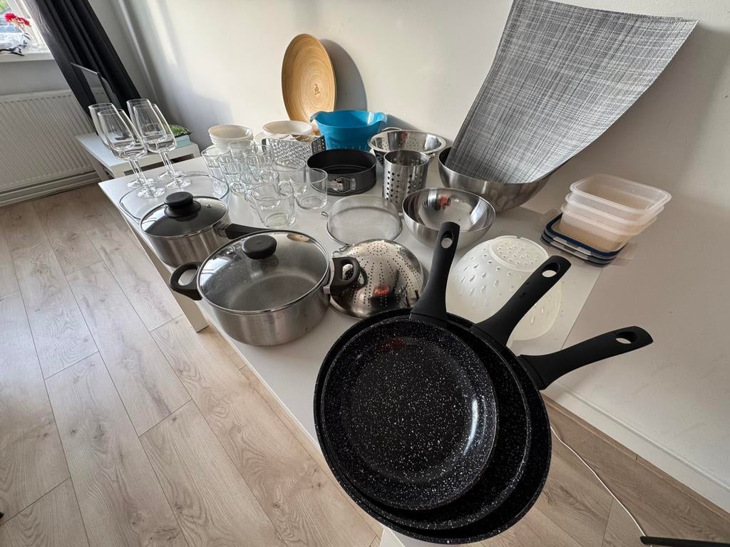 Grote partij keukengerei en servies, Ophalen, Zo goed als nieuw