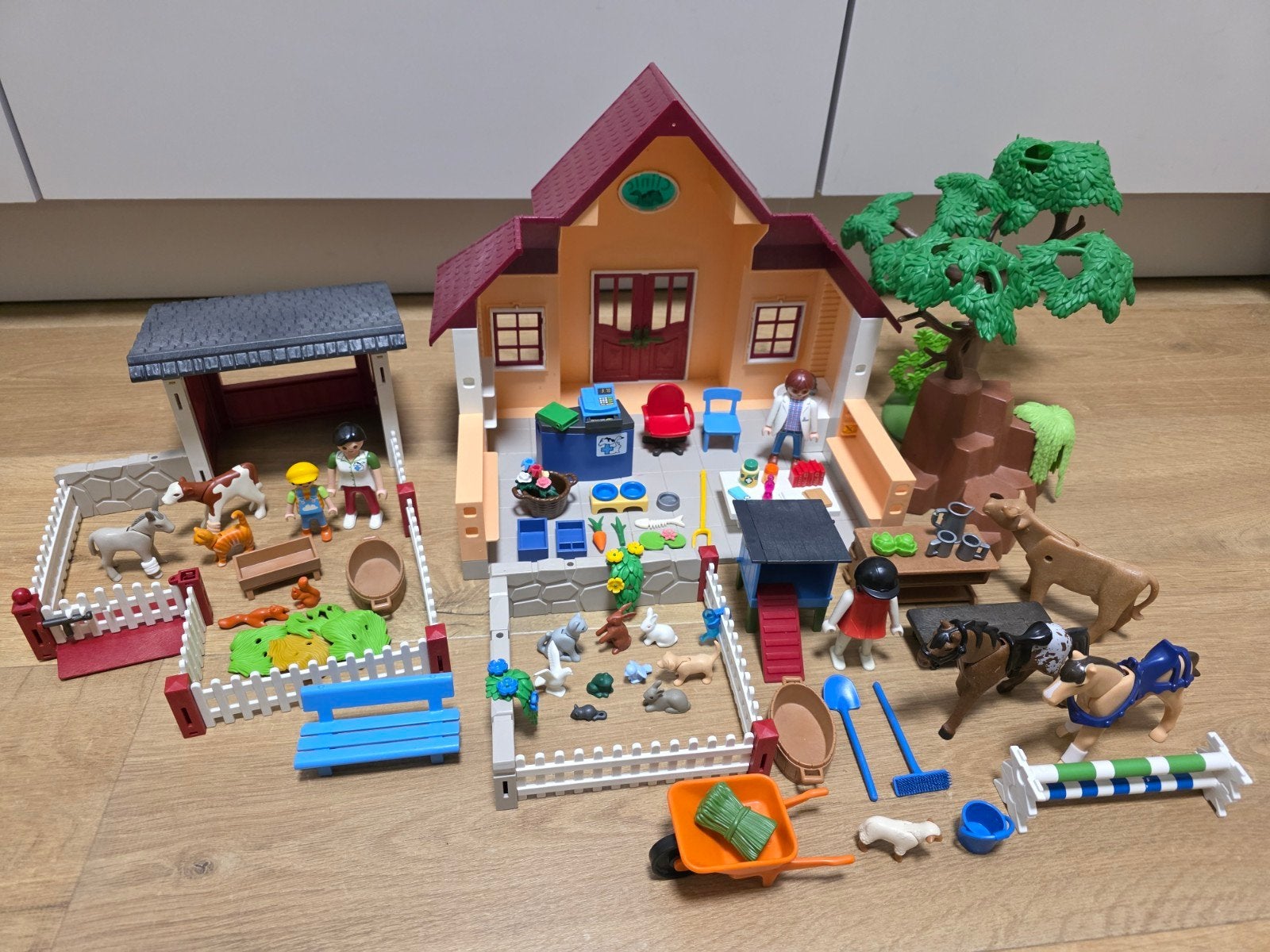 Playmobil 5529 dierenkliniek met stal en extra's, Ophalen of Verzenden, Gebruikt