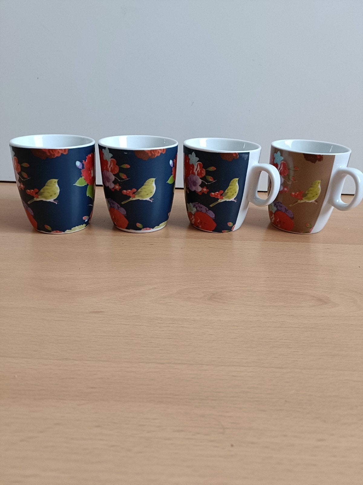 4 kleurrijke kopjes met vogels en bloemen, Ophalen of Verzenden, Porselein, Overige stijlen, Kop(pen) en/of Schotel(s)