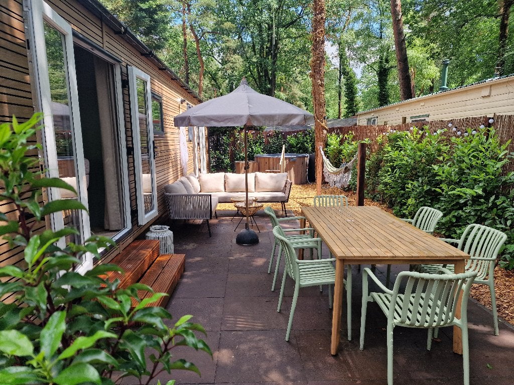 Tiny house op de Veluwe met hottub (Hoenderloo), In bos, Tv, Recreatiepark, Gelderland en Veluwe
