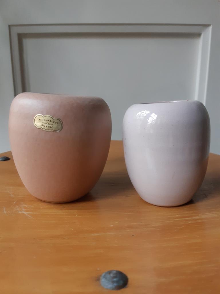 2 roze minivaasjes Delfos.Zoeterwoude, Overige kleuren, Aardewerk of Porselein, Ophalen of Verzenden, Zo goed als nieuw