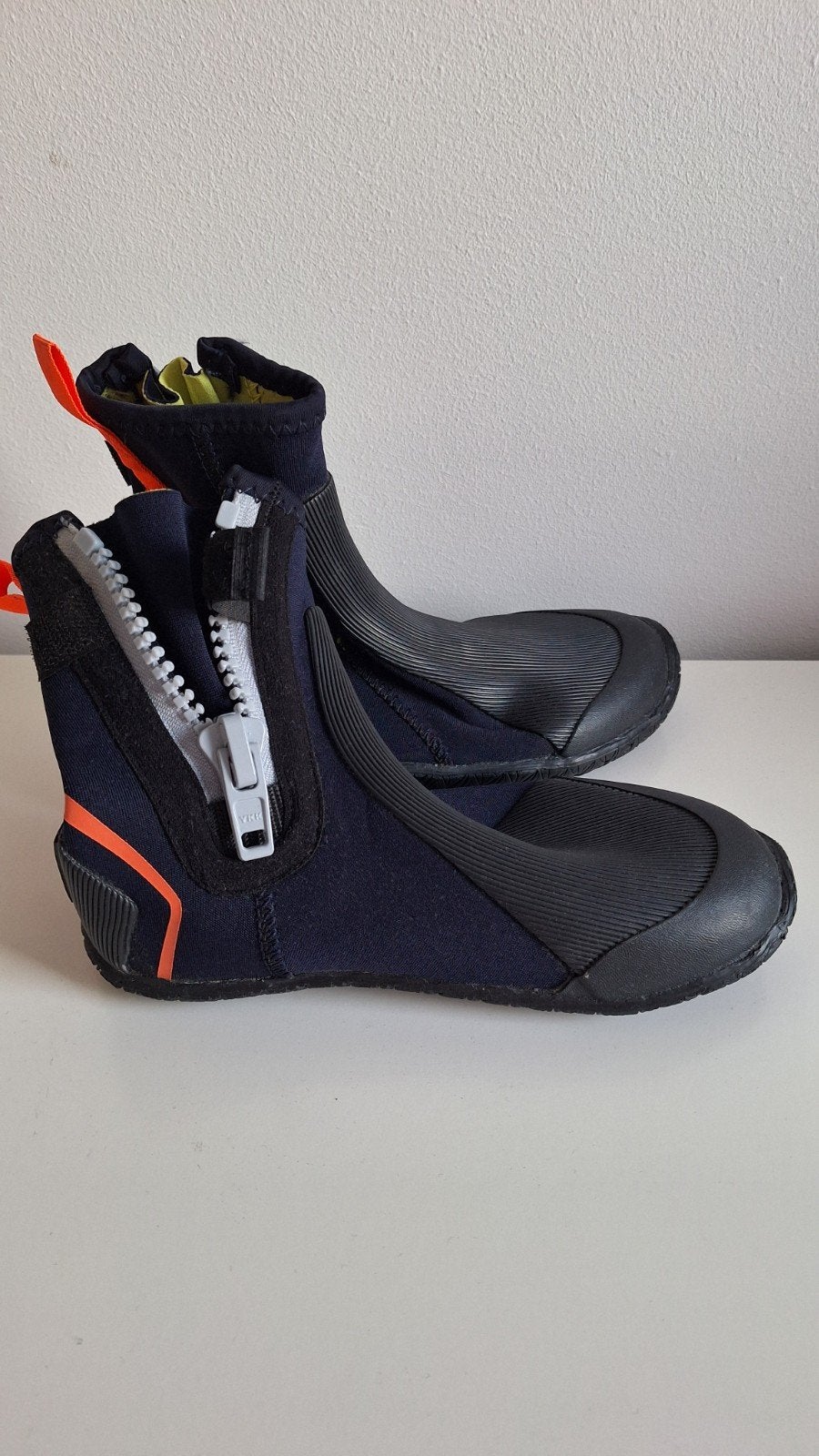 Nieuwe ongedragen surflaarzen maat 33/34, Ophalen of Verzenden, Nieuw, Kind, Zeil- of Surfschoenen