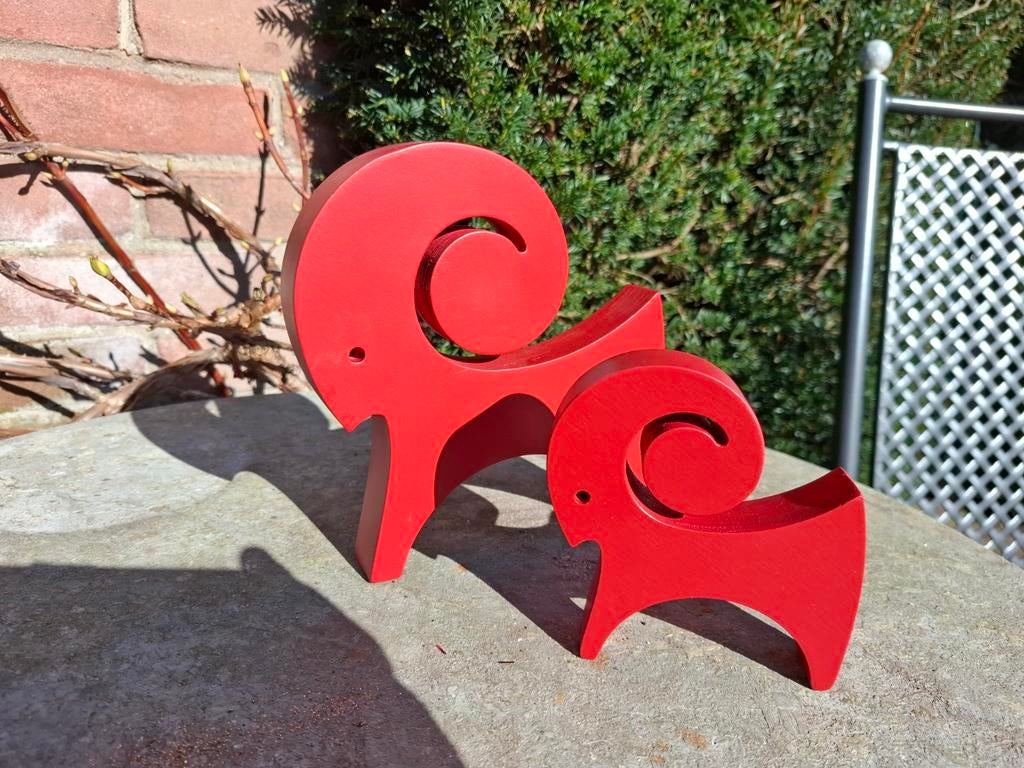 2 houten beeldjes van rammen, rood, 17x17 cm en 11x11 cm, Ophalen of Verzenden
