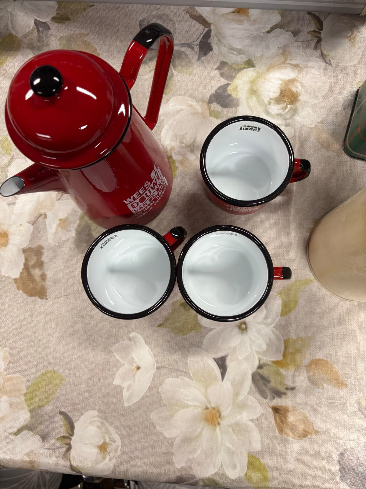 Rode emaille koffiekan met 3 mokken - 'Wees de Douwe', Ophalen of Verzenden