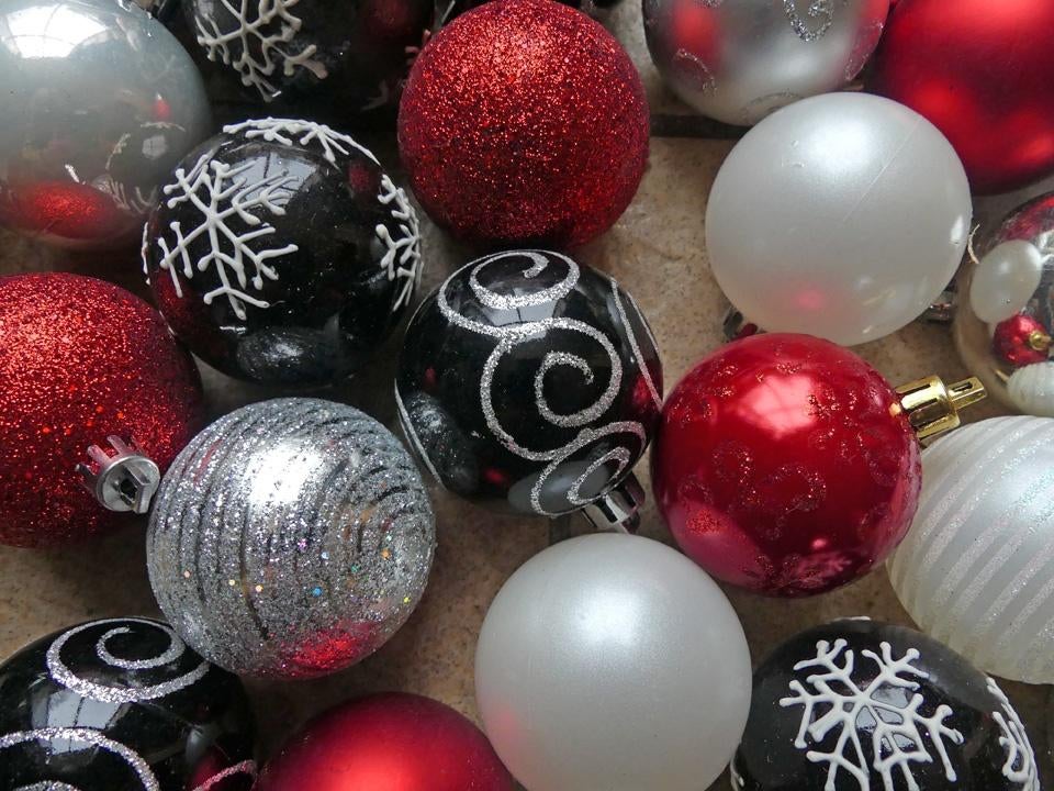 Kunststof kerstballen zwart rood zilver onbreekbaar 6 cm, Ophalen of Verzenden, Gebruikt
