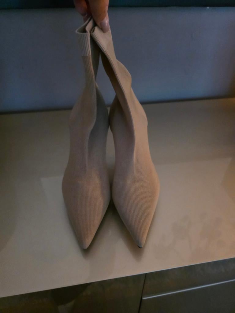 Beige Zara laarsjes - Nooit gedragen, elegant, Lage of Enkellaarzen, Nieuw, Ophalen of Verzenden, Zara