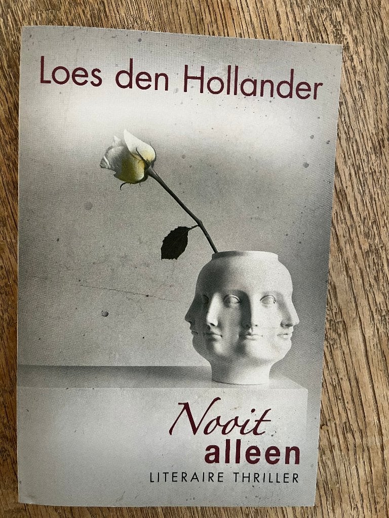 Loes den Hollander - Nooit alleen, Gelezen, Loes den Hollander, Ophalen of Verzenden, Nederland