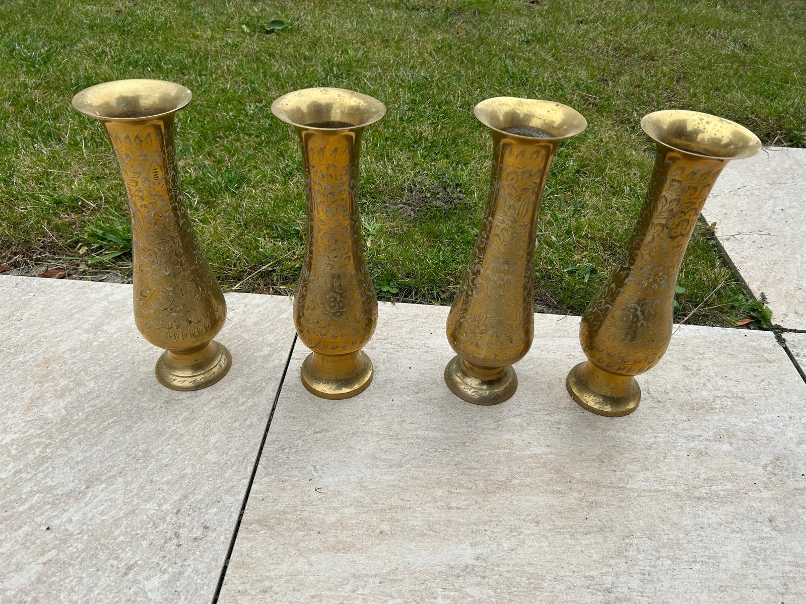 Set van 4 versierde messing vazen, Antiek en Kunst, Ophalen of Verzenden