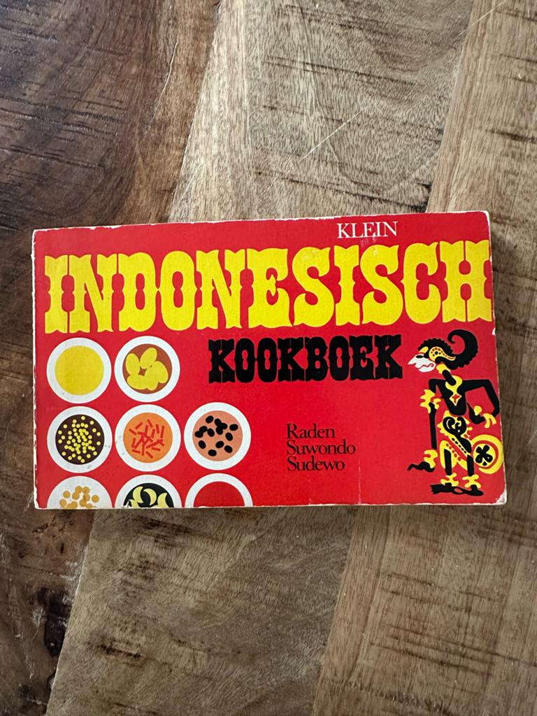 Klein Indonesisch Kookboek - Raden Suwondo Sudewo, Ophalen of Verzenden, Gelezen, Azië en Oosters, Hoofdgerechten