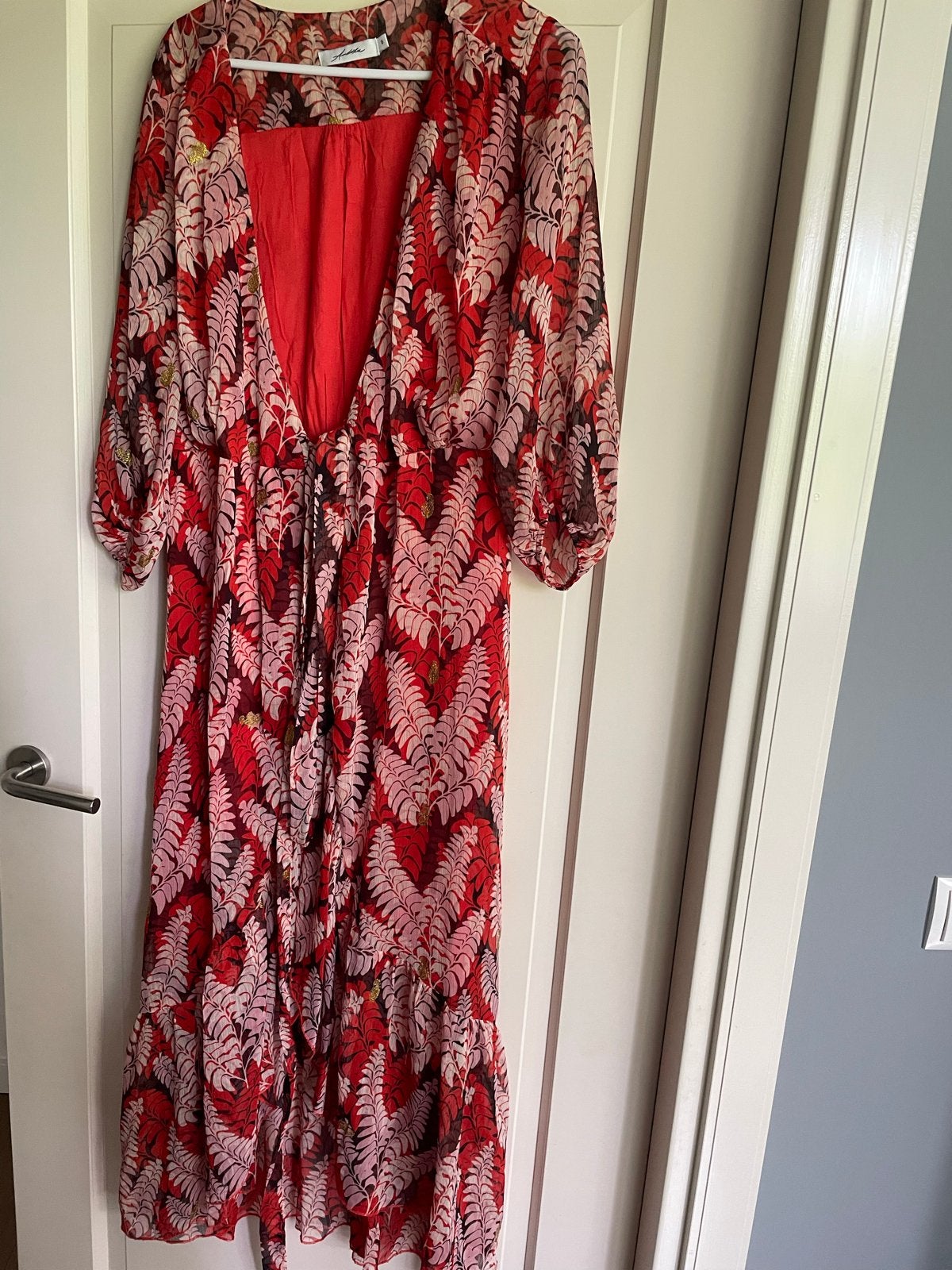 Ambika maxi jurk met bladprint, Kleding | Dames, Jurken, Zo goed als nieuw, Maat 36 (S), Rood, Onder de knie, Ophalen of Verzenden