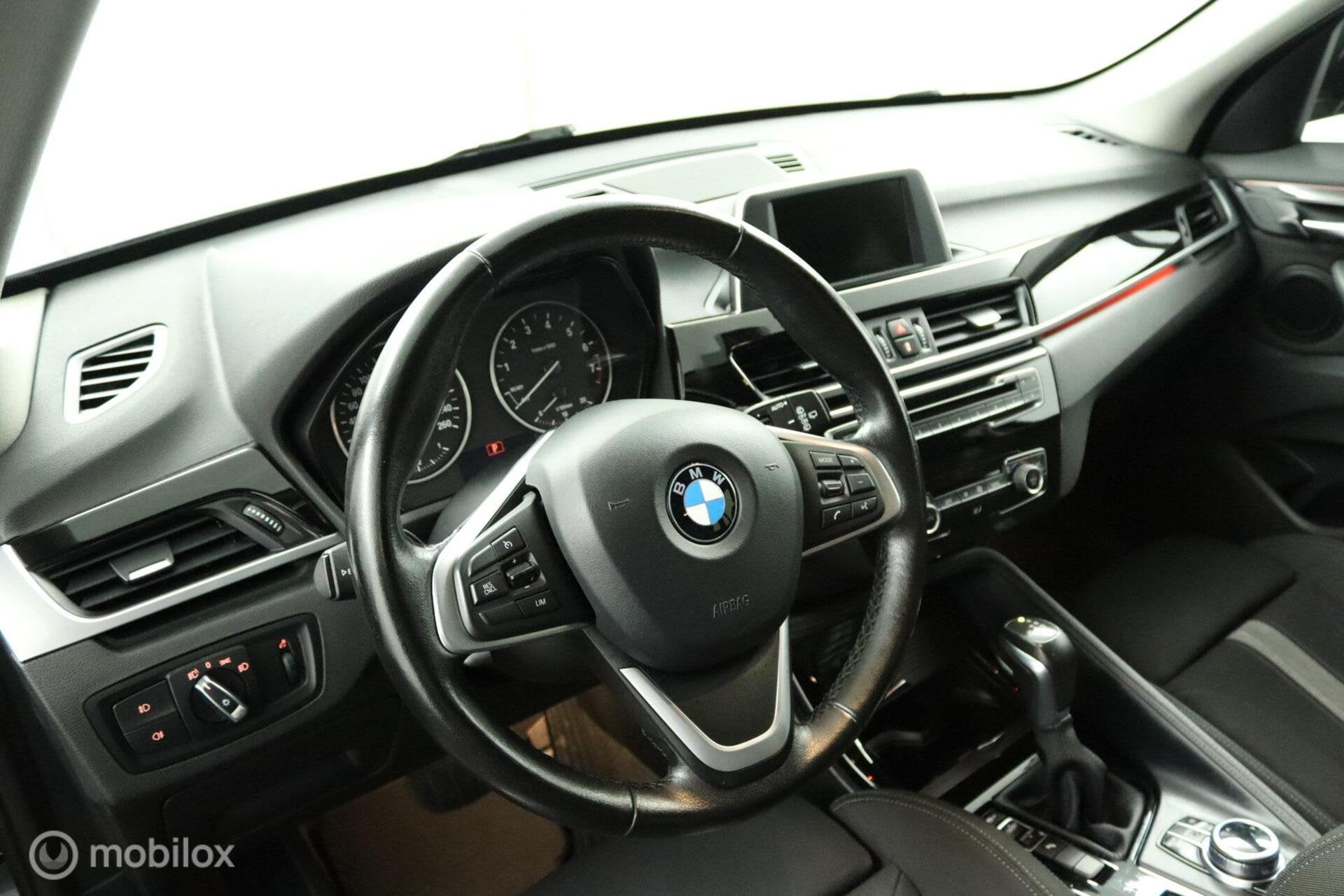 Foto 4 van BMW X1 sDrive18i Exe CARPLAY TREKHAAK AIRCO NAVI CRUISE