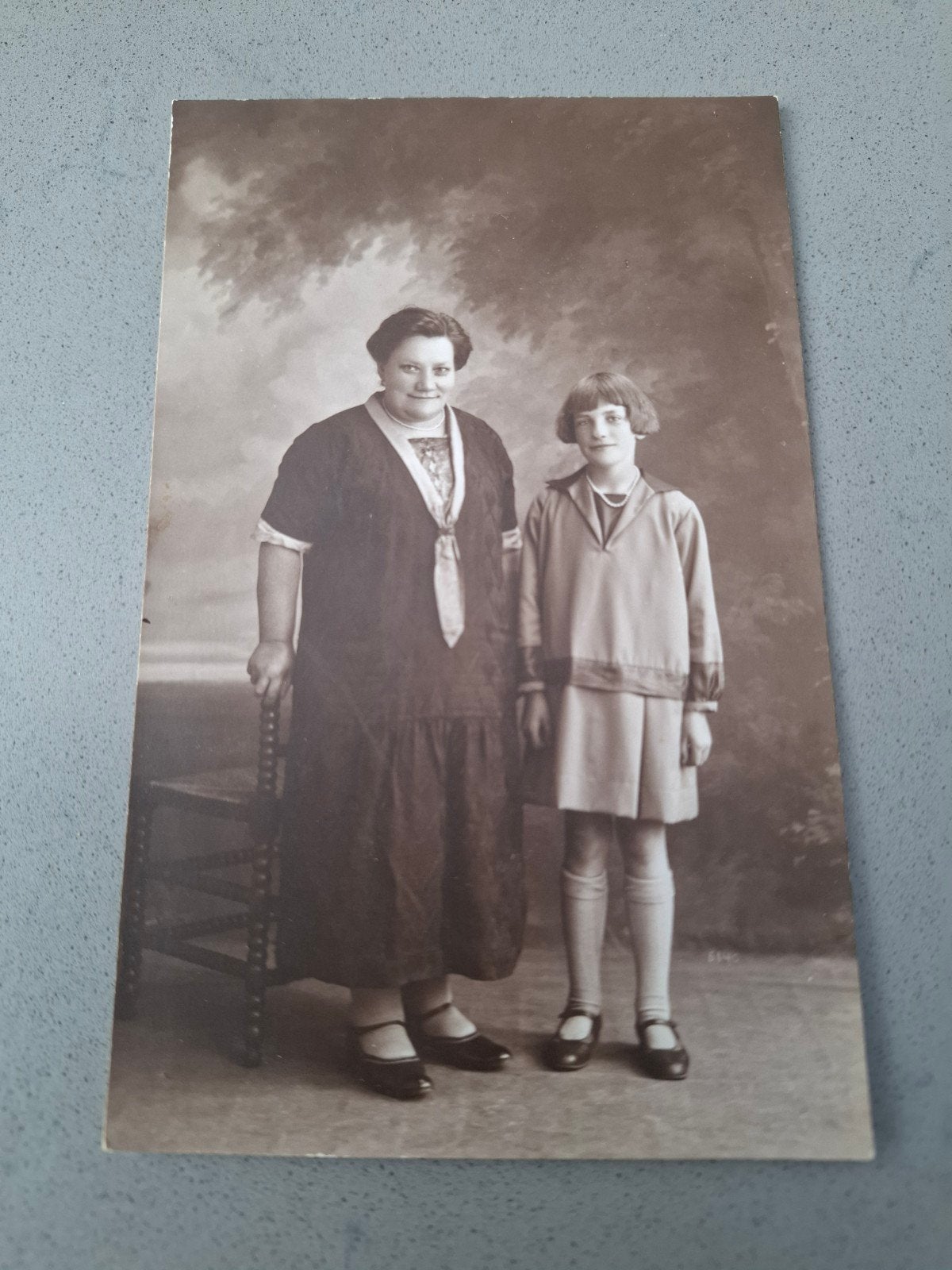Vintage foto van twee vrouwen, Fotografie M. Schipper, Gebruikt, Foto, Ophalen of Verzenden, Voor 1940
