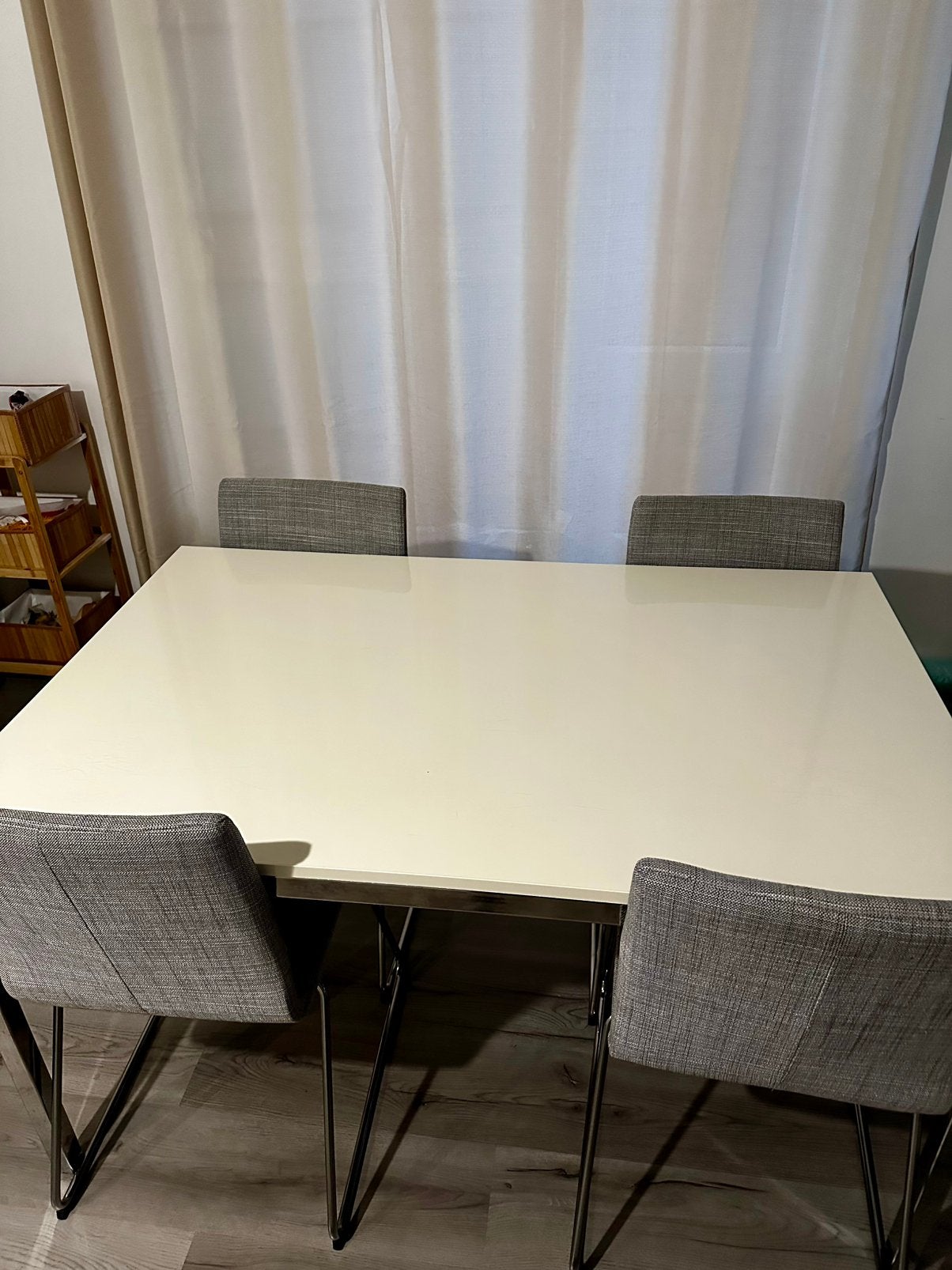 Dining Table- 135*85, 100 tot 150 cm, Zo goed als nieuw, Rechthoekig, 50 tot 100 cm