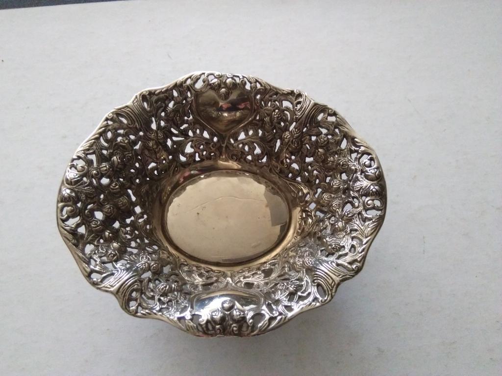 Zilverkleurige schaal met ornamenten, Antiek en Kunst, Ophalen of Verzenden
