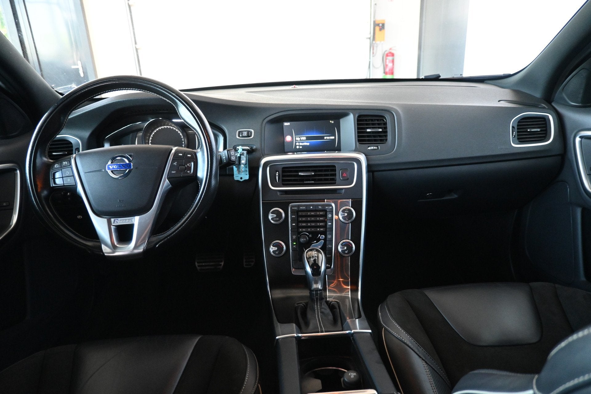 Volvo V60 2.0 D3 Nordic R-Design Automaat Clima Trekhaak Nav, Auto's, Gebruikt, 4 cilinders, Zwart, Origineel Nederlands