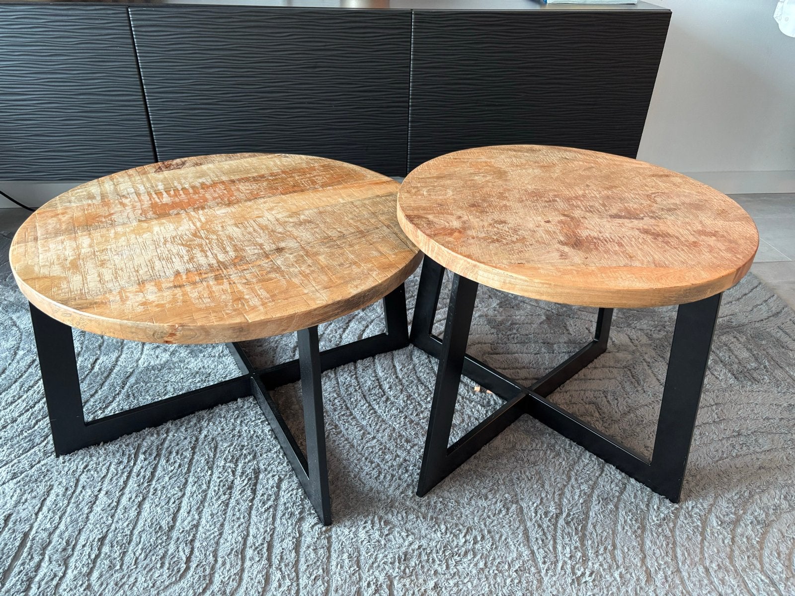 Set van 2 ronde salontafels van mangohout en metaal, Ophalen, Rond, 50 tot 100 cm, Zo goed als nieuw