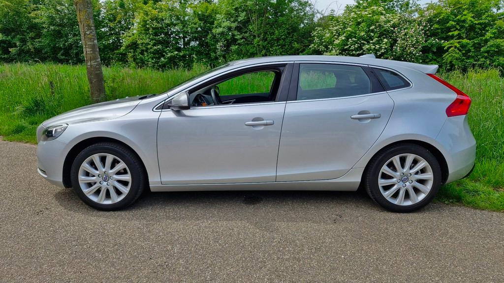 Volvo V40 2.0 T3 Momentum 152PK| Rijklaarprijs | Cruise | Cl, Auto's, Voorwielaandrijving, Gebruikt, 4 cilinders, Leder en Stof