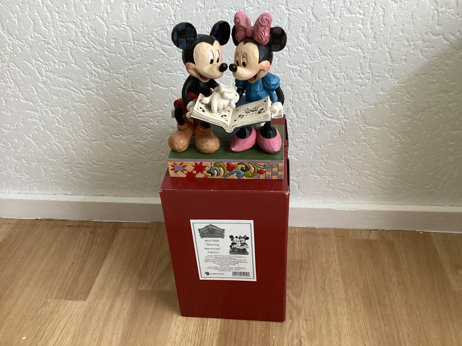 Disney traditions mickey en minnie met boek met doos en tag, Ophalen of Verzenden, Mickey Mouse, Zo goed als nieuw, Beeldje of Figuurtje