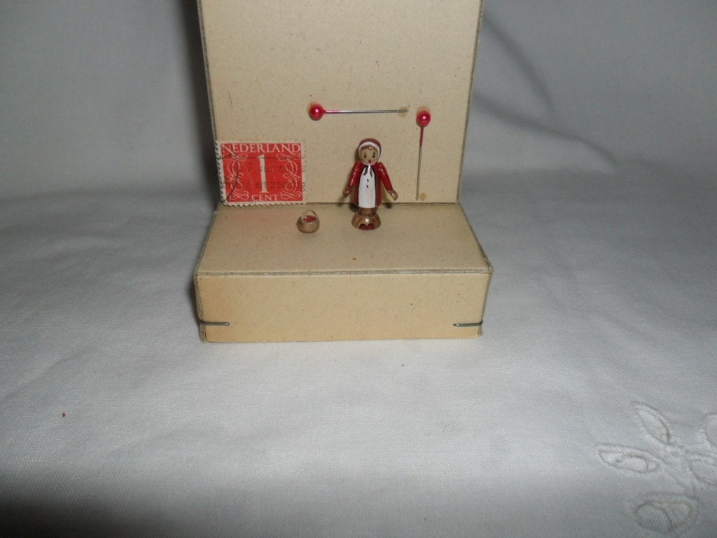 Oud houten popje roodkapje speelgoed miniatuur winkeltje pop, Verzamelen, Verzenden, Zo goed als nieuw, Poppenhuis
