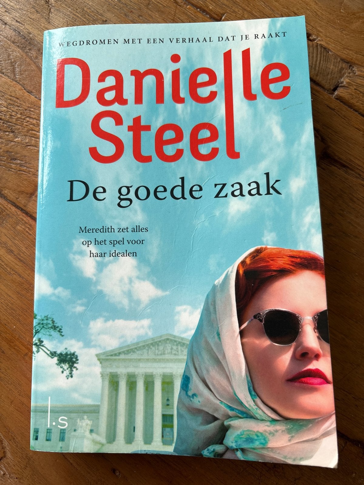 Danielle Steel - De goede zaak, Boeken, Romans, Zo goed als nieuw, Amerika, Ophalen of Verzenden