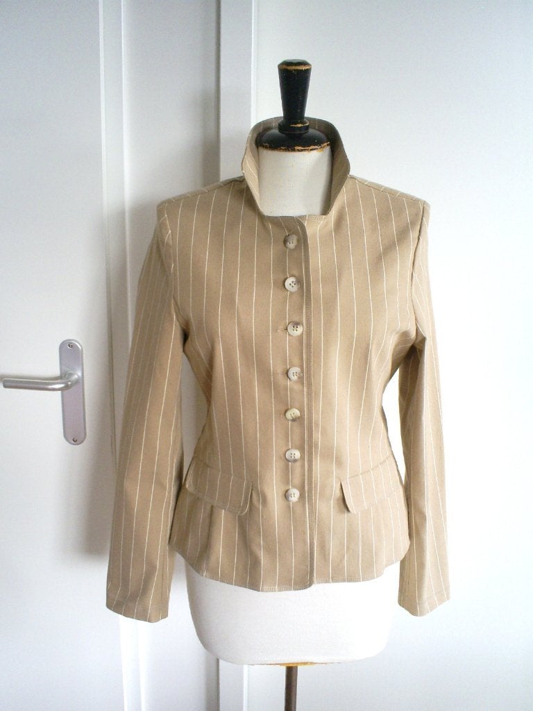 NIEUW __ camel kleurig krijtstreep jasje van B THREE mt. 38, Maat 38/40 (M), Bruin, Nieuw, Ophalen of Verzenden