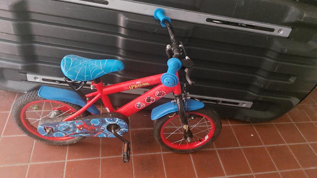 Spiderman kinderfiets 14 inch, Fietsen en Brommers, Fietsen | Kinderfietsjes, Ophalen, Zo goed als nieuw, Minder dan 16 inch, Zijwieltjes