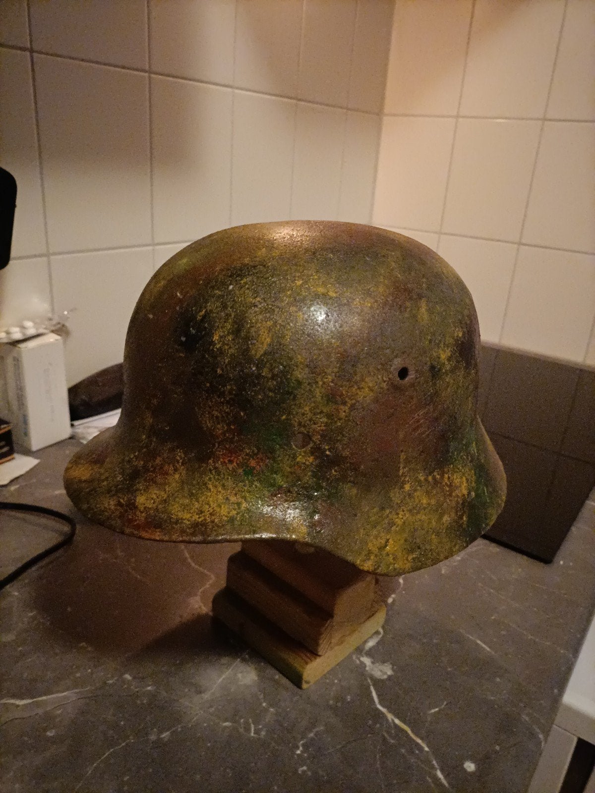 Duitse WO2 Schuurvondst Helm - Opnieuw Gecamoufleerd, Ophalen of Verzenden, Landmacht, Duitsland, Helm of Baret
