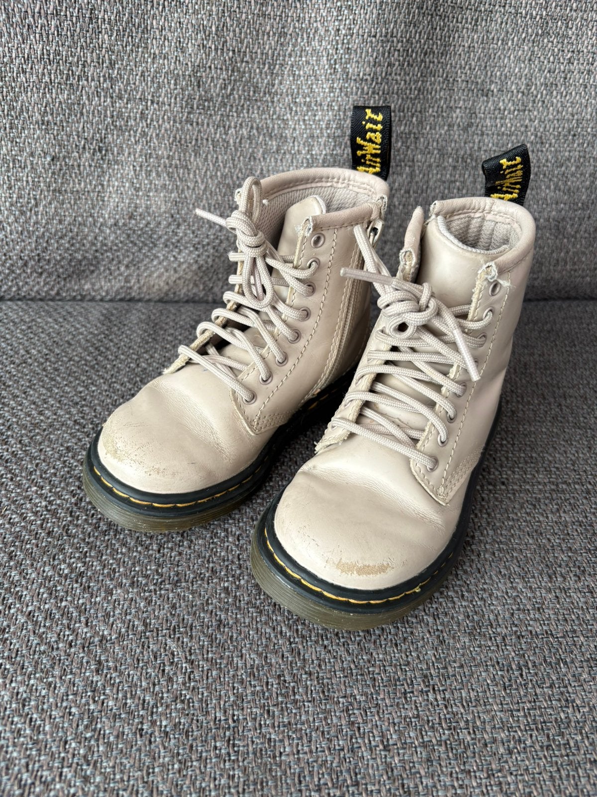 Dr. Martens maat 22 beige, Gebruikt, Meisje, Schoenen, Ophalen of Verzenden