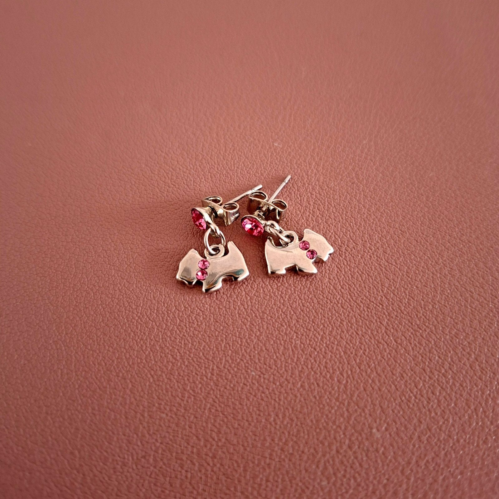 Hond oorbellen - Scottie hondjes met roze steentjes - Zilver, Overige materialen, Nieuw, Ophalen of Verzenden, Knopjes of Stekers