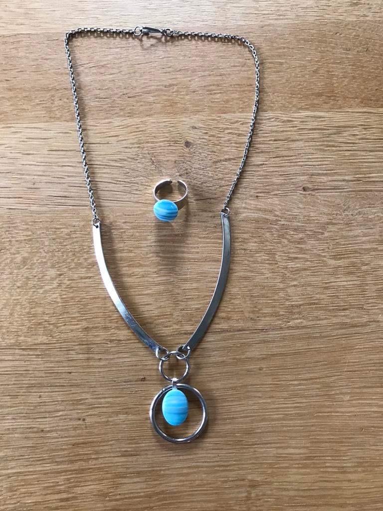 Zilverkleurige ketting en ring met blauwe steen, Ophalen of Verzenden, Gebruikt, Overige materialen