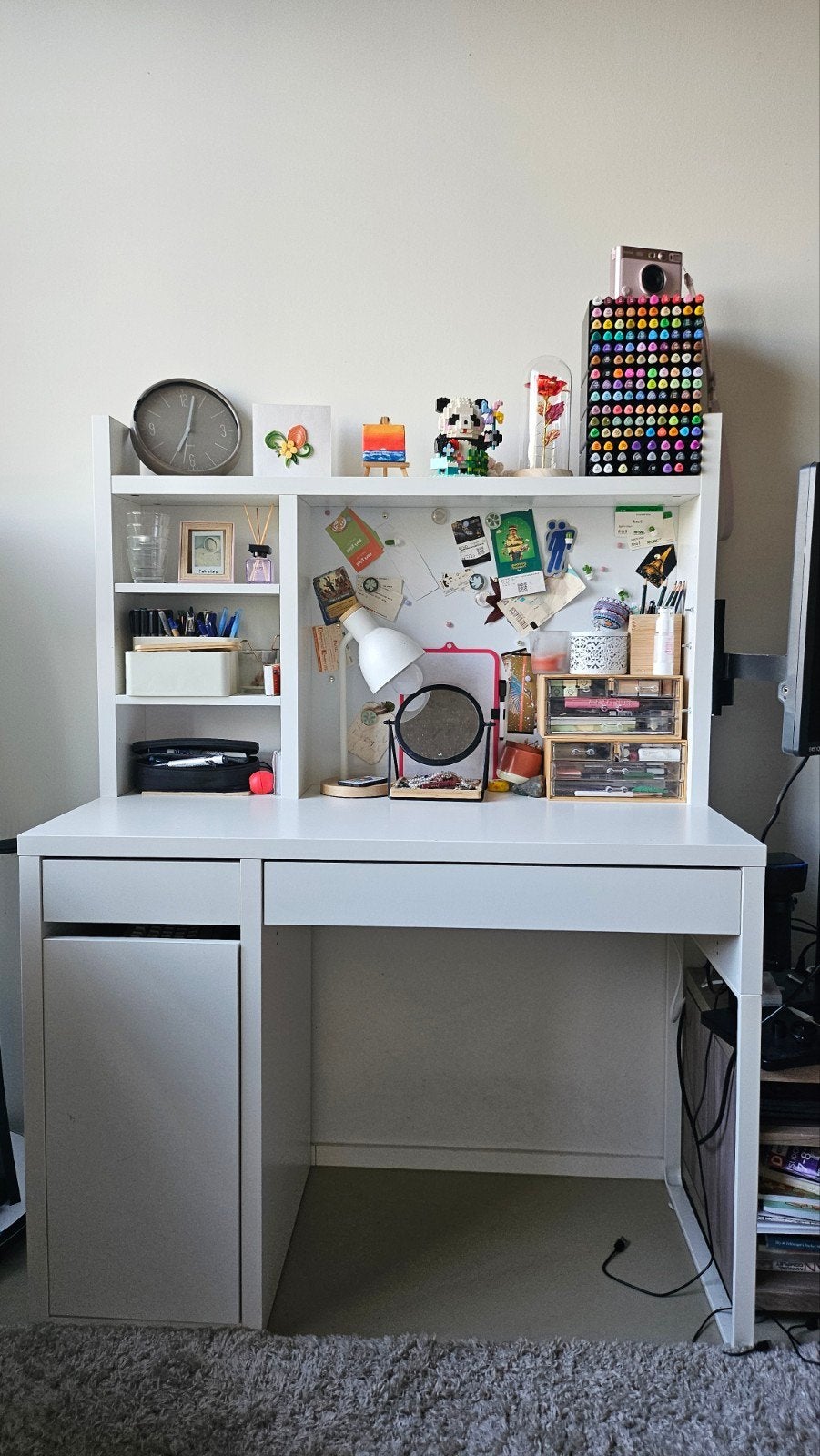 White IKEA Micke desk / Witte IKEA Micke bureau, Huis en Inrichting, Bureaus, 105 cm, Hout, Kabelgoot, 50 cm