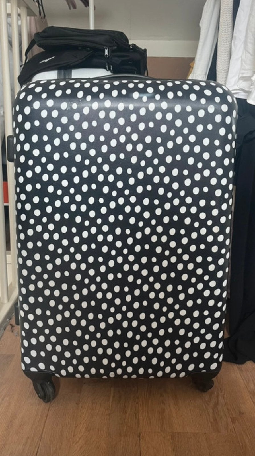 Middelgrote Hema koffer met stippen en cijferslot, Hard kunststof, Slot, Zo goed als nieuw, 35 tot 45 cm