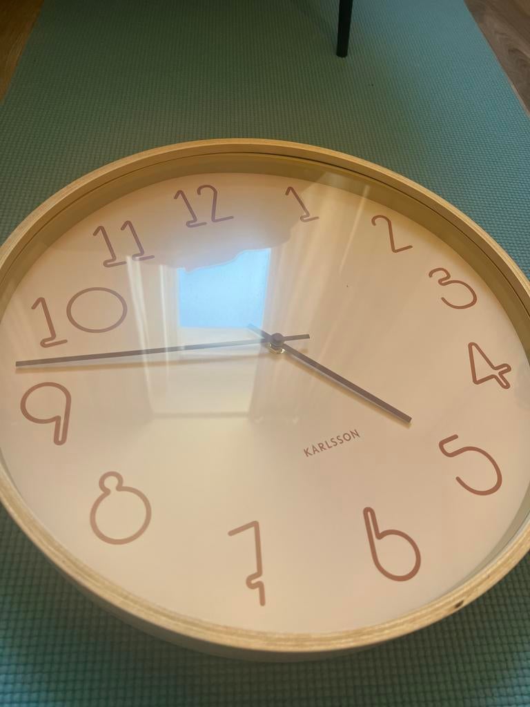 Karlsson Wandklok - Houten Rand, Beige Wijzerplaat, Huis en Inrichting, Ophalen, Zo goed als nieuw, Wandklok