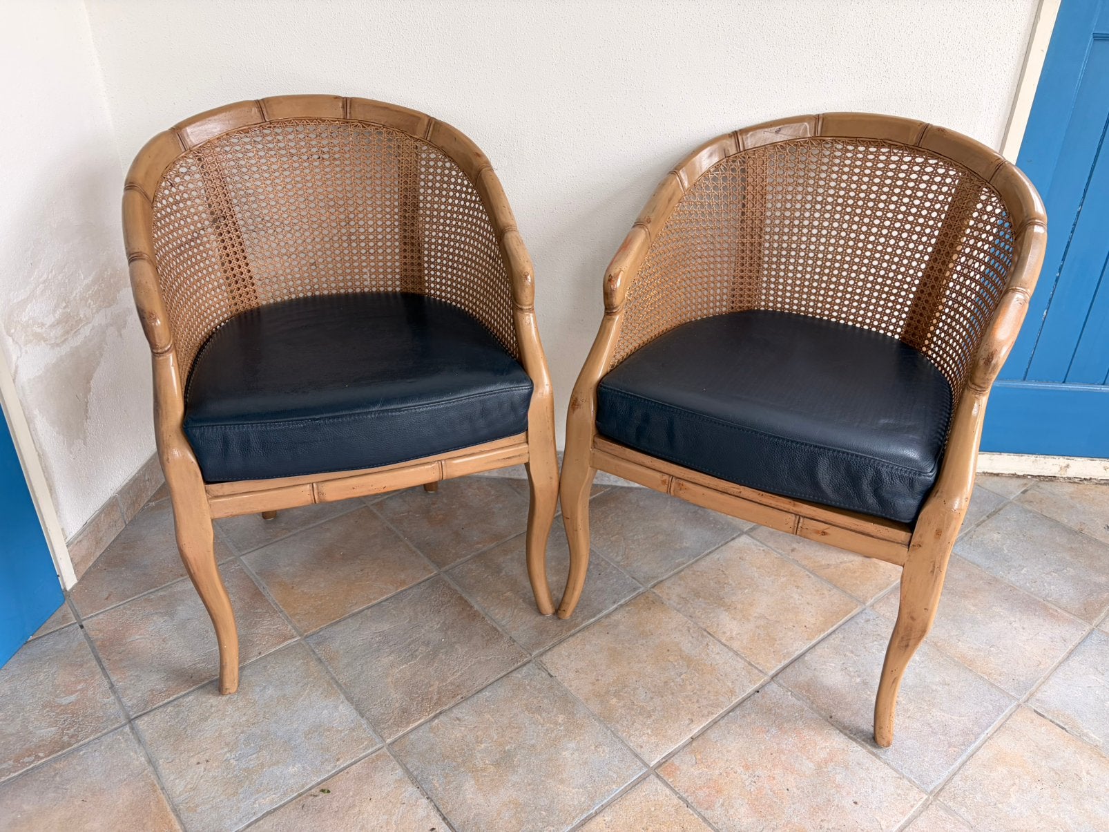 2 vintage rotan/bamboe fauteuils – donkerblauwe kussens, Ophalen of Verzenden, Zo goed als nieuw, Bruin, Twee