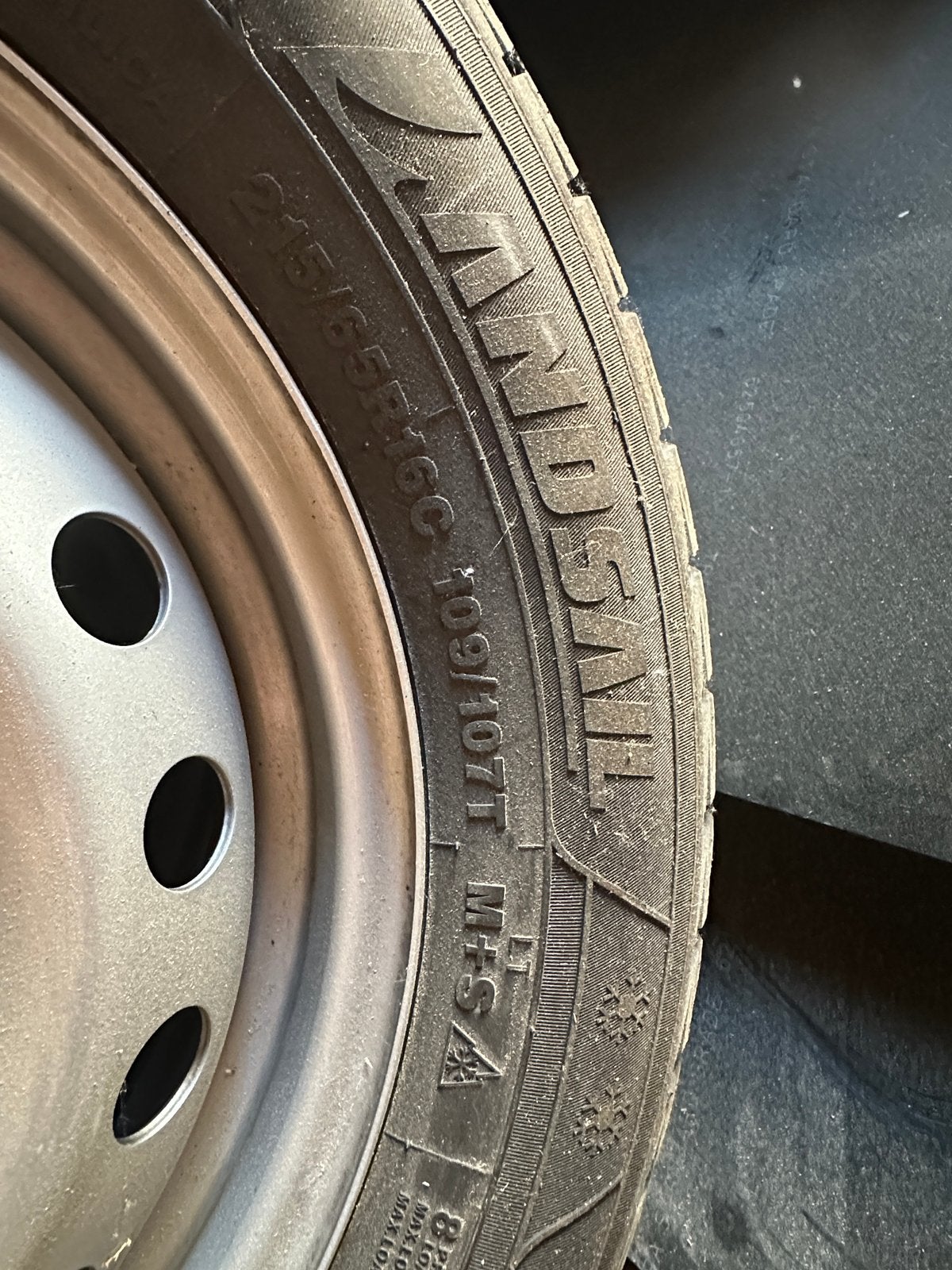 Windseal Winterbanden 215/65R16C op stalen velgen, Ophalen, 16 inch, Banden en Velgen, Winterbanden