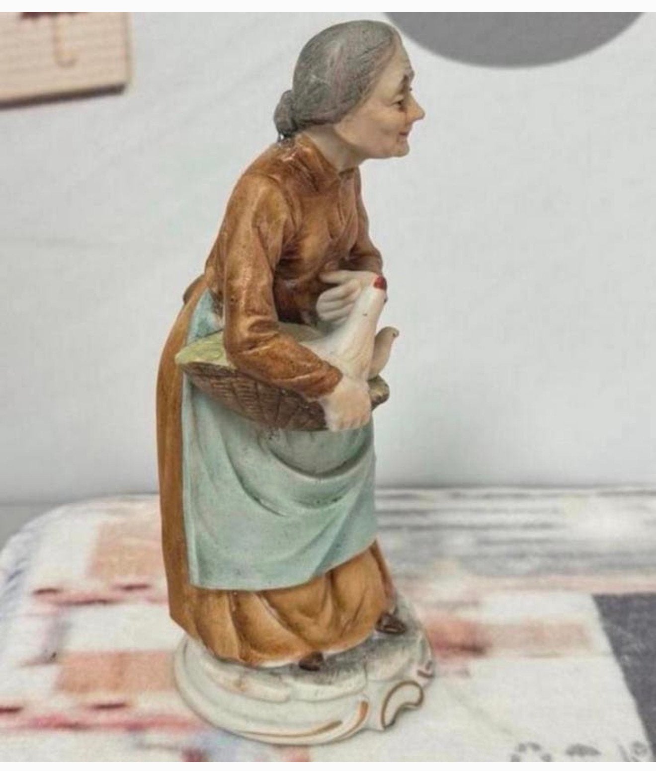 Vintage Porseleinen beeldje Oude vrouw met kip porselein, Verzamelen, Beelden en Beeldjes, Ophalen of Verzenden, Zo goed als nieuw
