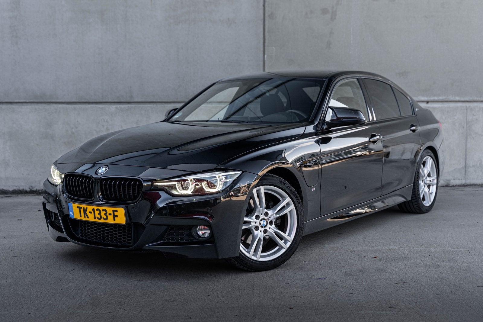 BMW 330e M-Sport | NL-auto | Volledig onderhouden | CarPlay, Auto's, Achterwielaandrijving, Zwart, 48 km/l, USB