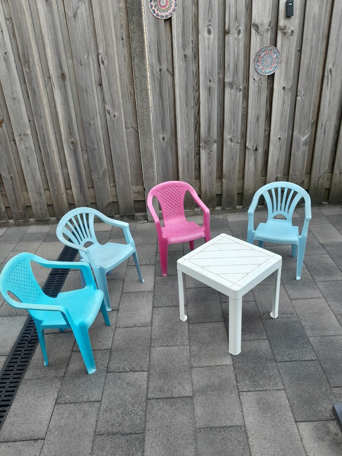 Kinder tuinmeubilair: 4 stoelen en 1 tafel, Kinderen en Baby's, Kinderkamer | Tafels en Stoelen, Ophalen, Gebruikt, Tafel(s) en Stoel(en)