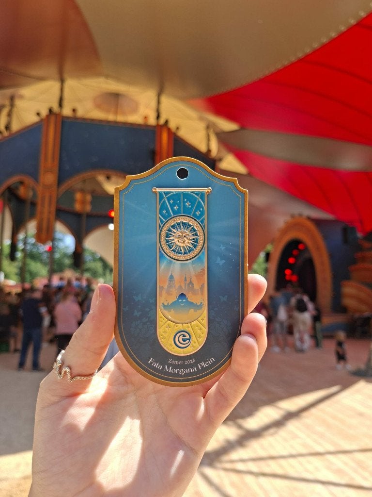 De nieuwe Efteling zomer pin 2026 Nr 1  (Fata Morgana), Ophalen of Verzenden, Nieuw, Button of Speldje