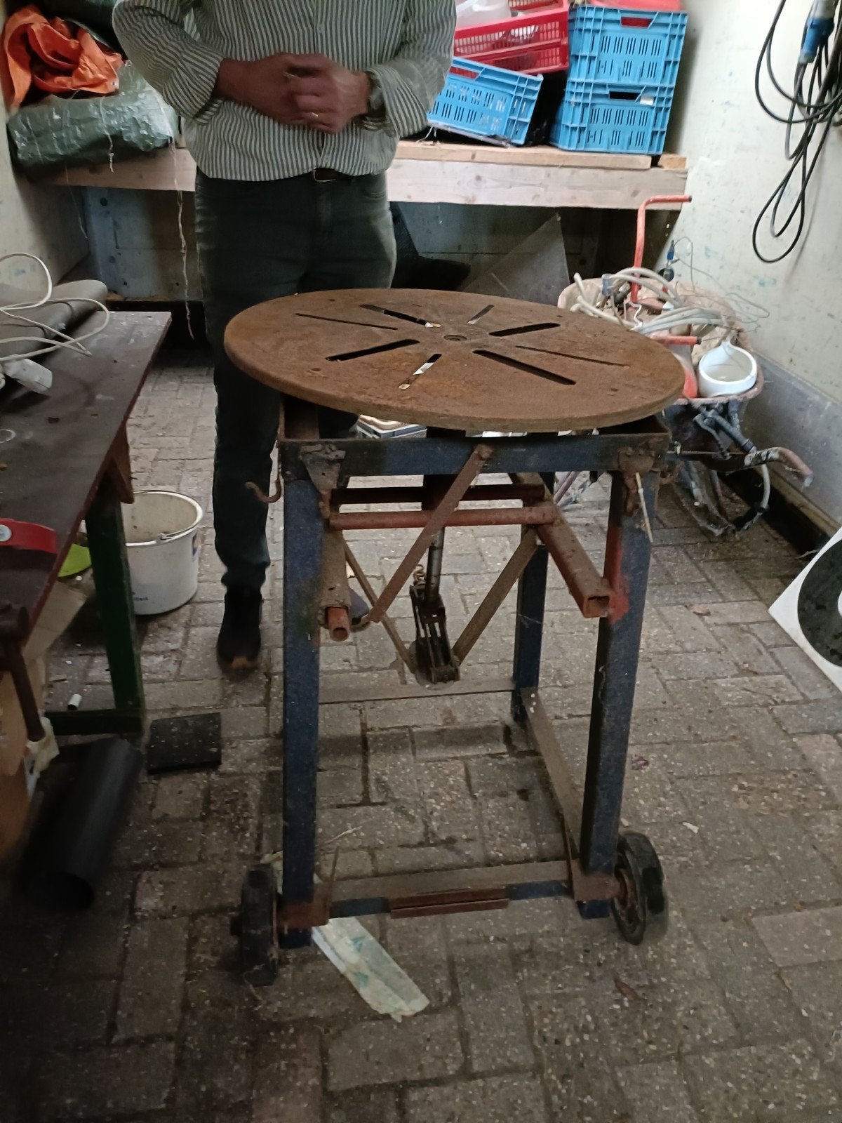 Robuuste werktafel met draaiplateau en wielen, Doe-het-zelf en Verbouw, Ophalen of Verzenden, Gebruikt, 70 tot 120 cm