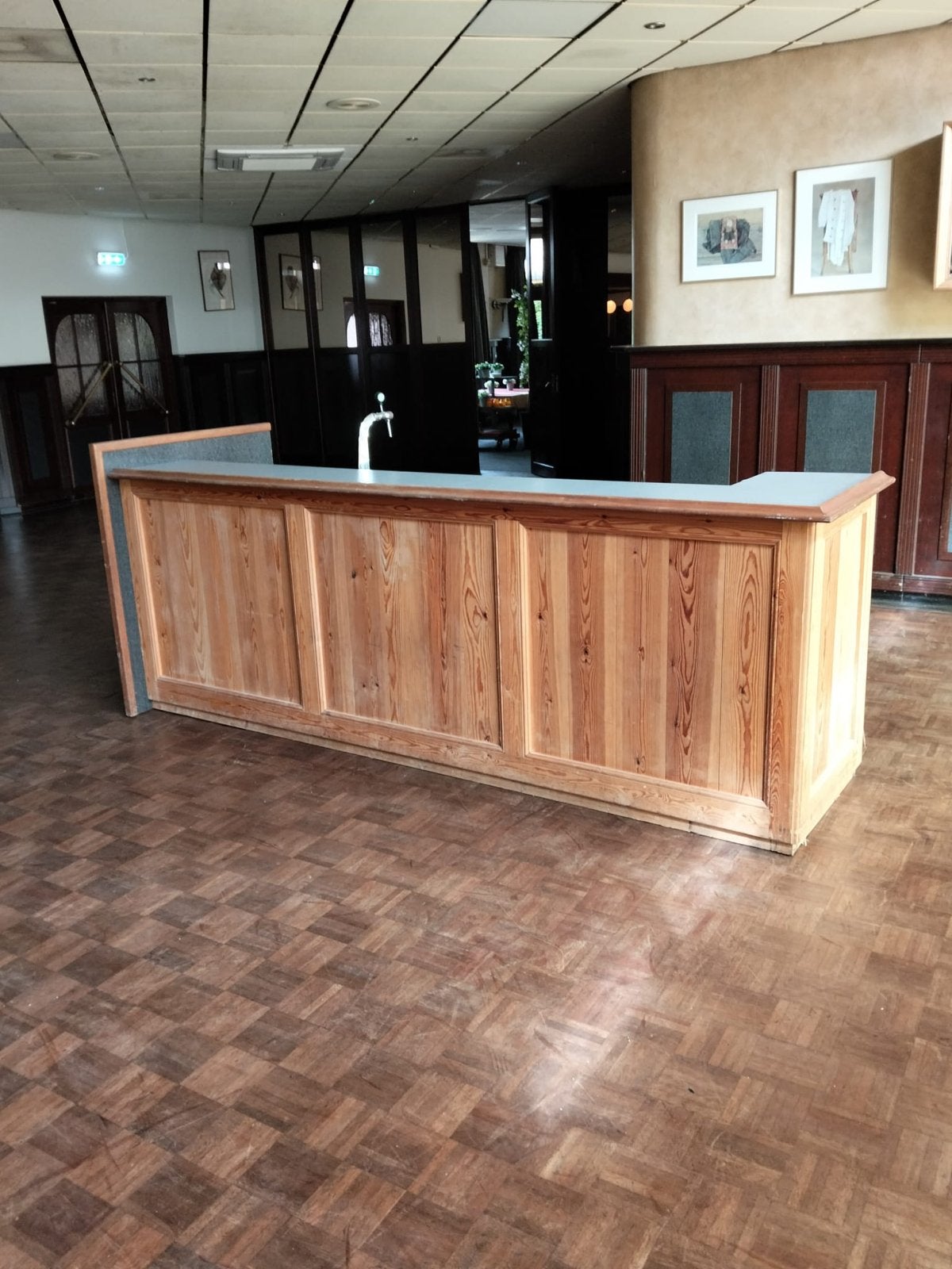 Bar met lekblad, tap en mooie ombouwing, Ophalen, Zo goed als nieuw