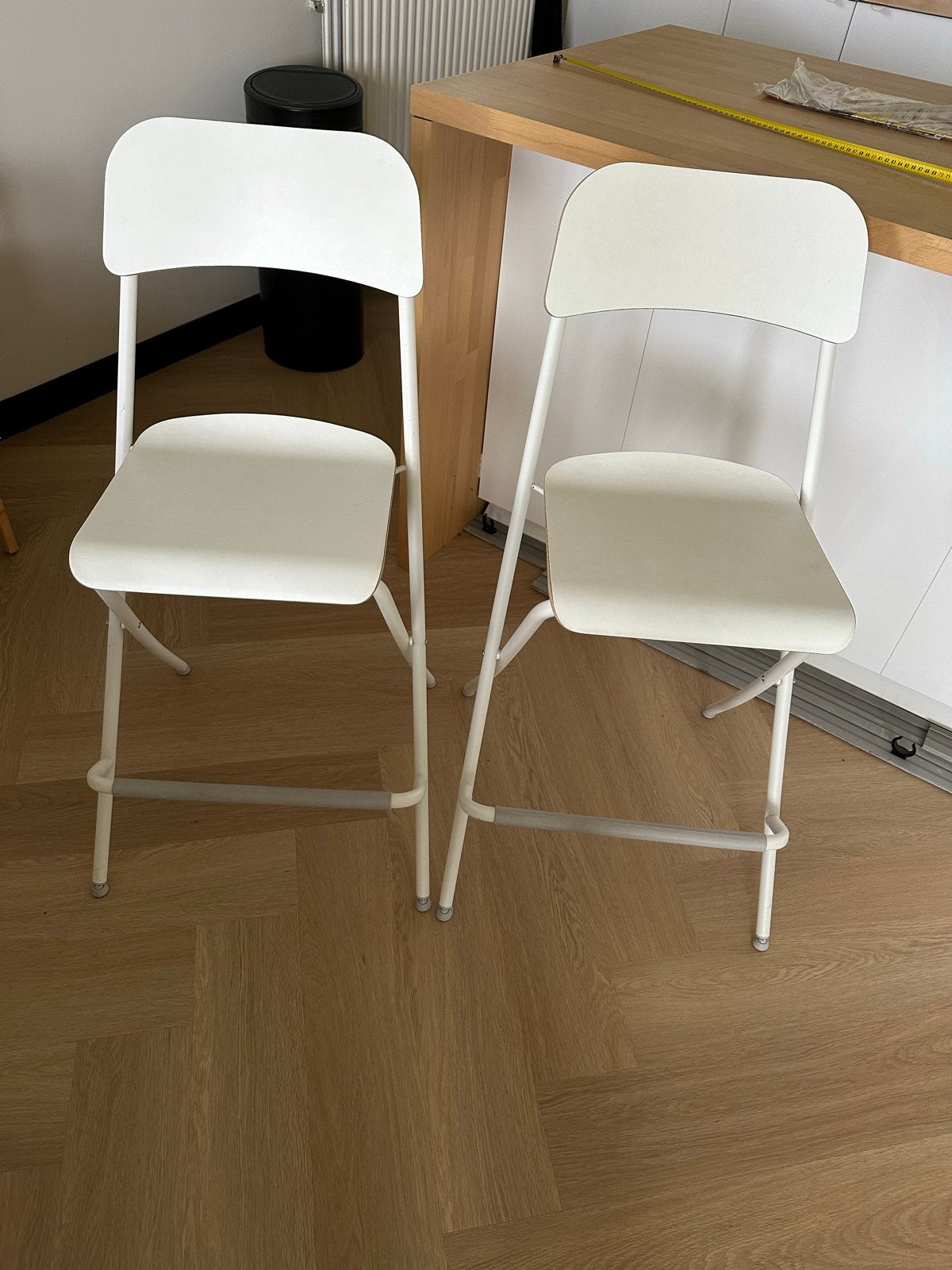 2x Witte barkrukken - Inklapbaar en compact, Huis en Inrichting, Ophalen, Kunststof, Gebruikt, 60 tot 90 cm