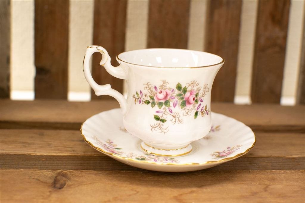 Royal Albert porseleinen kop en schotel 39000, Huis en Inrichting, Keuken | Servies, Gebruikt, Ophalen of Verzenden, Bord(en)