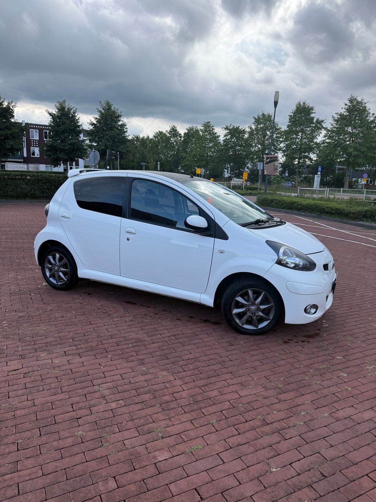 Toyota Aygo 1.0 12V Vvt-i 5DRS 2011 Wit, Auto's, Voorwielaandrijving, Stof, Zwart, 4 stoelen